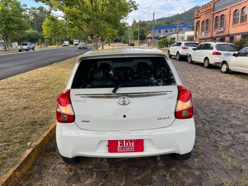 TOYOTA - ETIOS - 2013/2013 - Branca - R$ 42.900,00