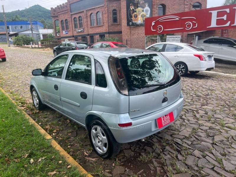 CHEVROLET - CORSA - 2011/2012 - Prata - R$ 35.900,00
