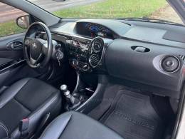 TOYOTA - ETIOS CROSS - 2014/2015 - Branca - R$ 50.900,00