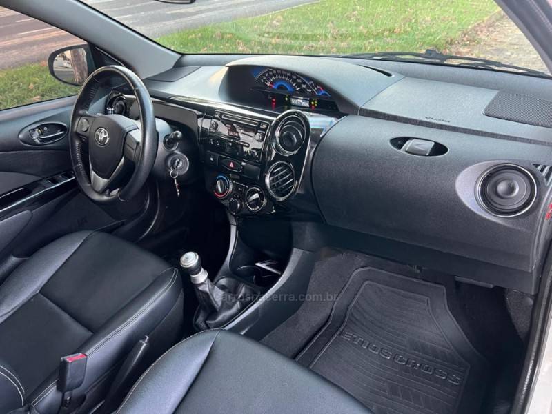 TOYOTA - ETIOS CROSS - 2014/2015 - Branca - R$ 50.900,00
