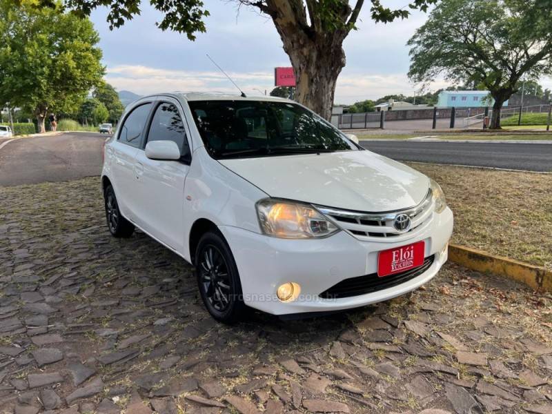 TOYOTA - ETIOS - 2013/2013 - Branca - R$ 42.900,00