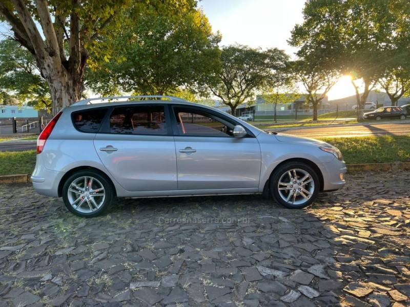 HYUNDAI - I30 CW - 2011/2012 - Prata - R$ 53.900,00